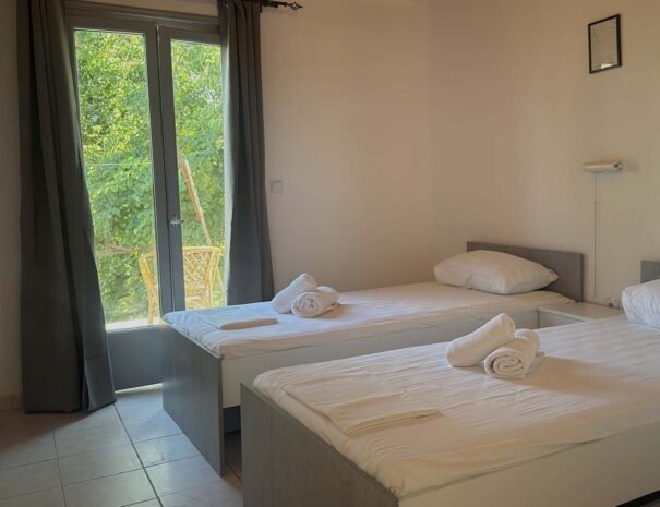 Garden View Apartment With Yard